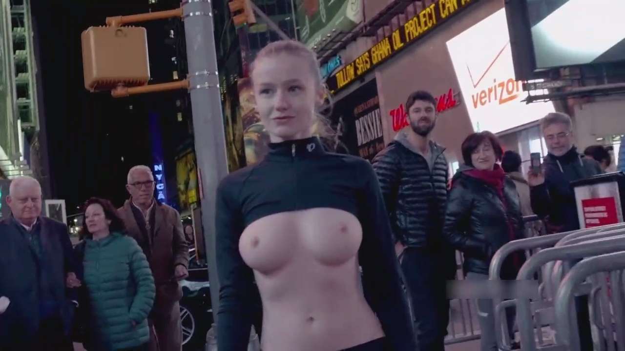 美乳少妇在闹事街头不穿内衣露出逛街